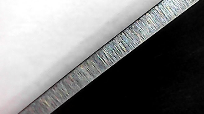 Ostrie noža pod mikroskopom po brúsení – súvislá línia ostria