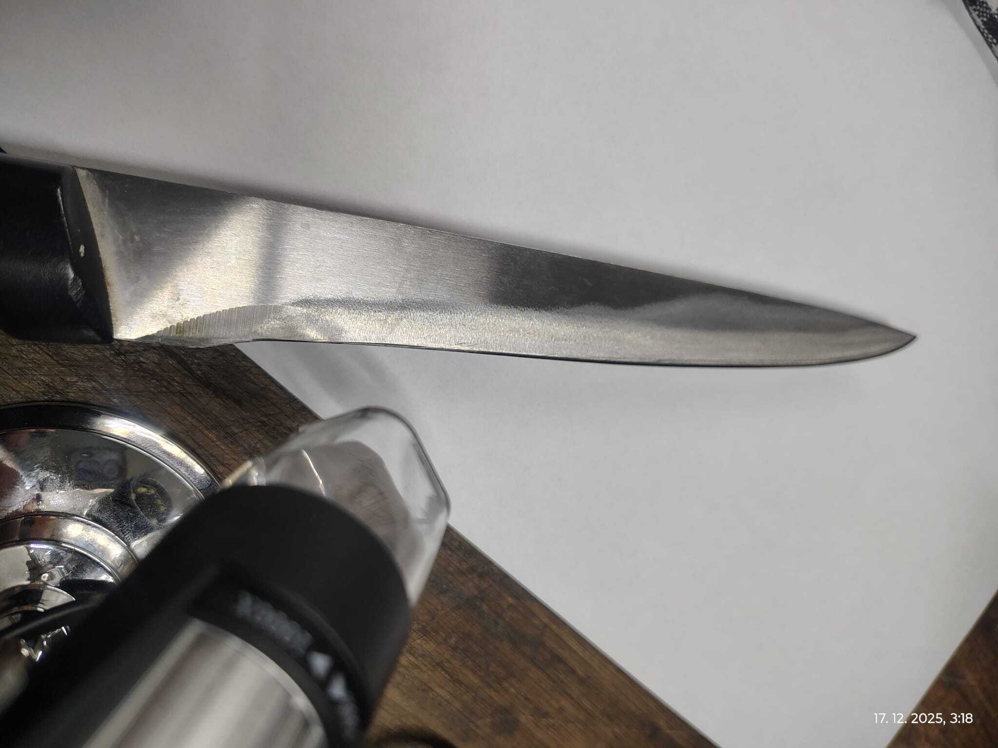 Ostrie noža pod mikroskopom pred brúsením – nerovnosti, zuby, poškodená hrana