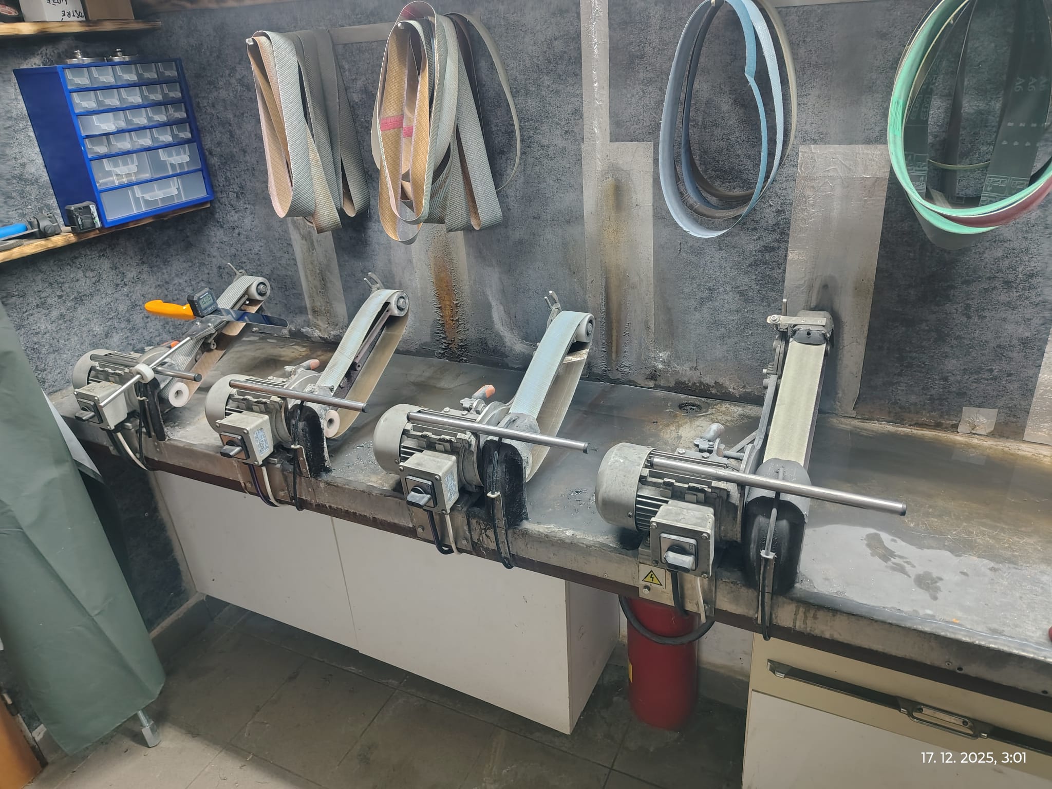 Brúsiace pracoviská na brúsenie nožov pod vodou v dielni OstréNože.sk