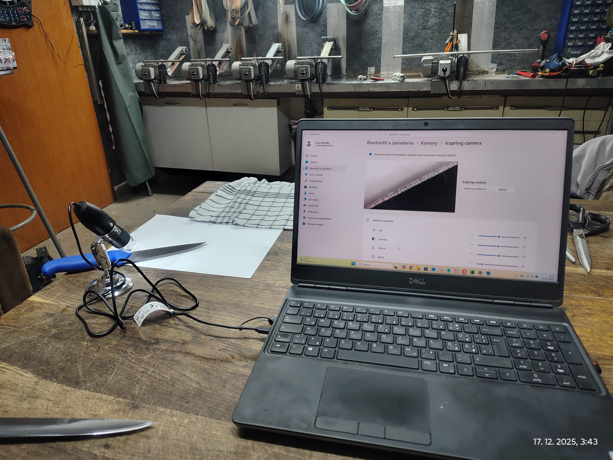 Kontrola brúsenia noža a pracovný postup v dielni OstréNože.sk