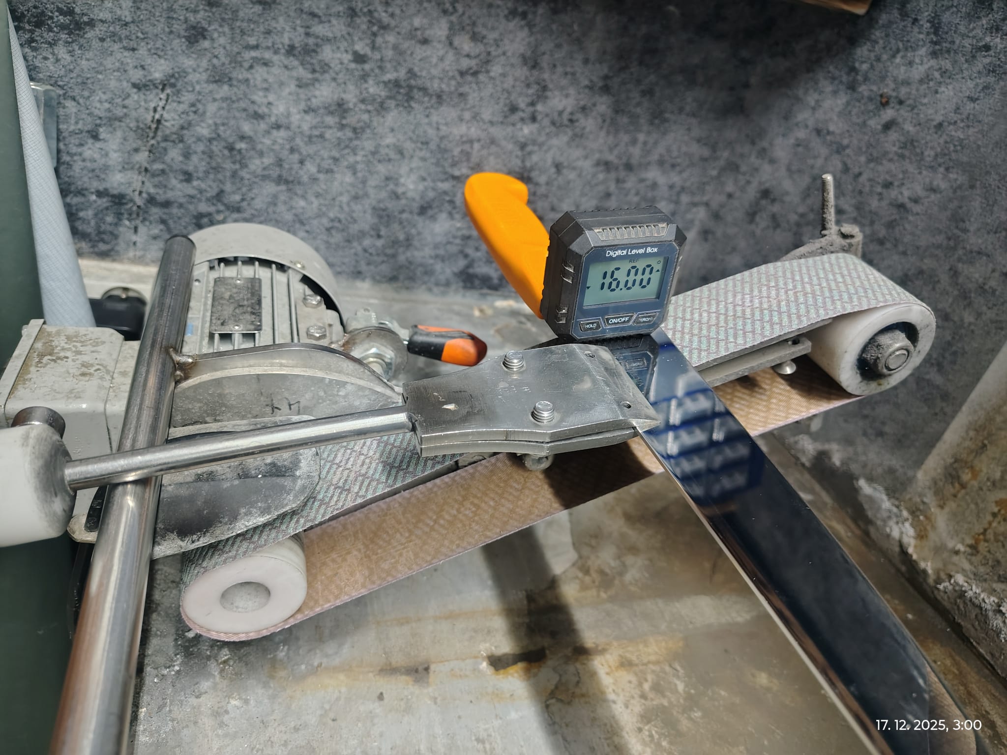 Digitálne nastavenie uhla pri brúsení noža v dielni OstréNože.sk