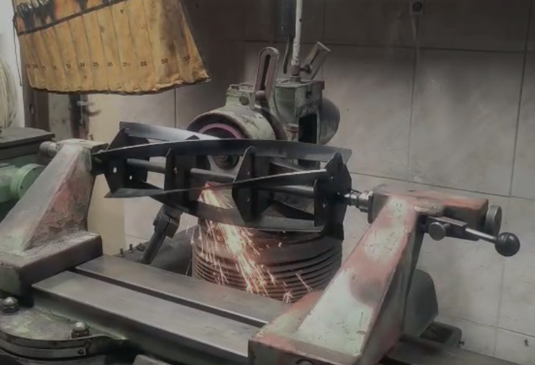 Brúsenie vretena vretenovej kosačky na profesionálnom stroji