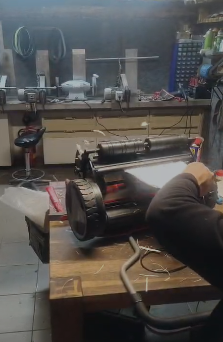 Brúsenie spodného noža vretenovej kosačky a kontrola nastavenia kontaktu